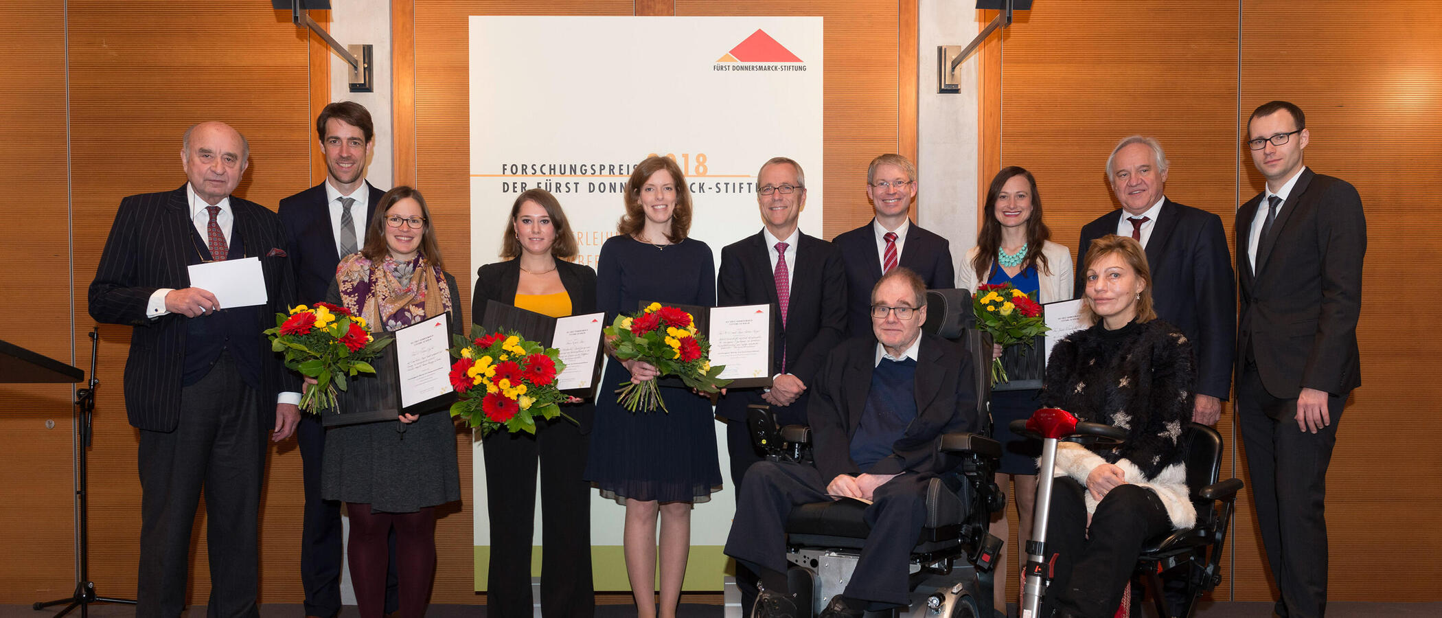Gruppenfoto mit den Preisträgerinnen, der Jury und Co. beim Forschungspreis 2018.