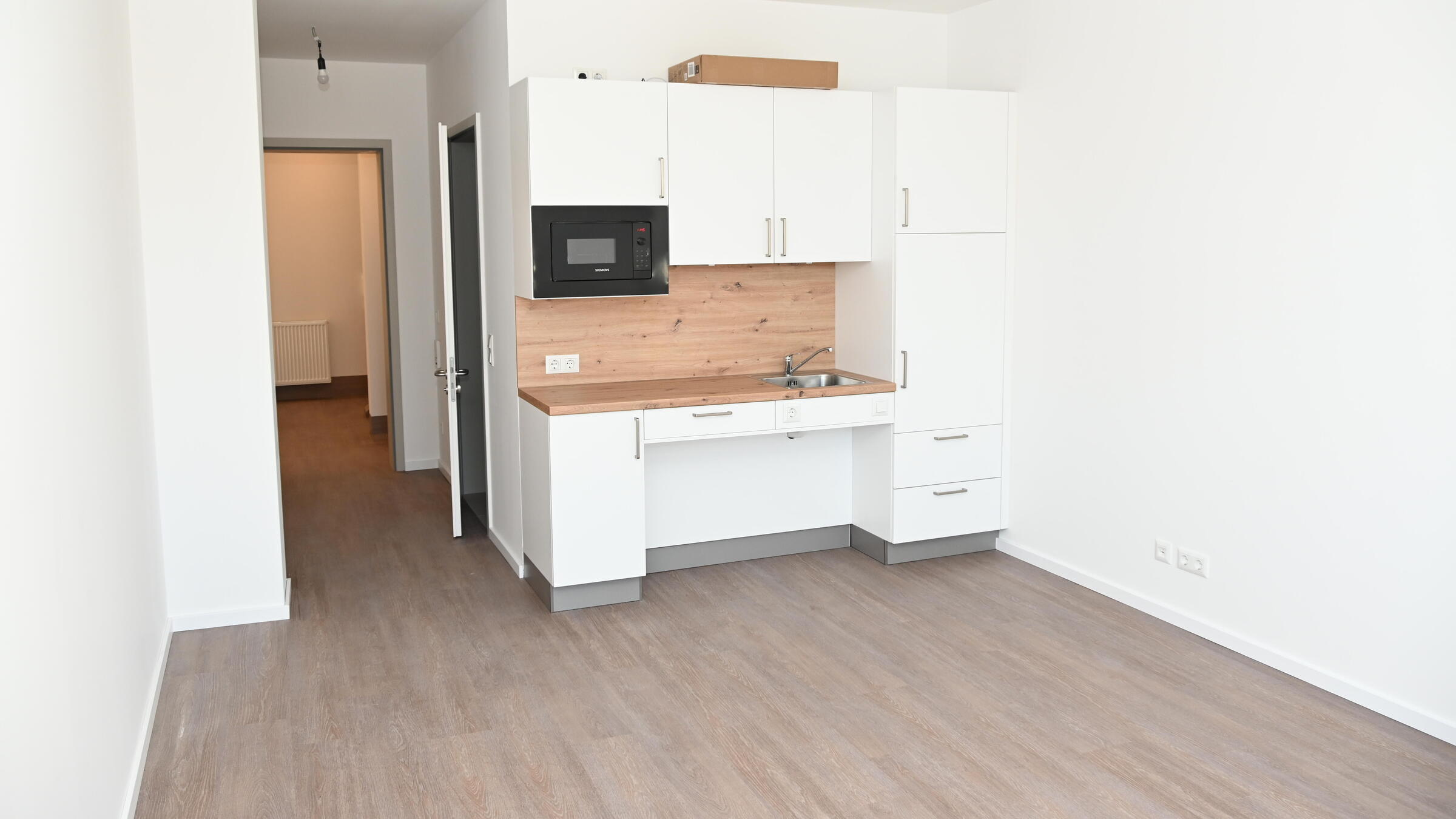 Blick in ein Appartement und auf die Kitchenette.