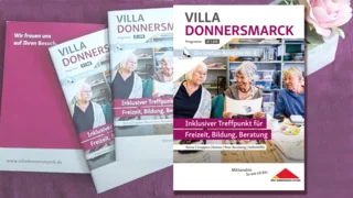 Collage: Das Programm 2/2026 deer Villa Donnersmarck, im Vordergrund montiert über einem Foto von drei Heften des Programms, die auf einem Tisch mit einer Bordeaux-farbenen Decke liegen, im rechten oberen Bildrand ein quadratischer Blumencontainer mit einer Rose