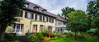 Foto: Die Villa Donnersmarck unter blauem Himmel in der Totalen, vom Garten aus fotografiert