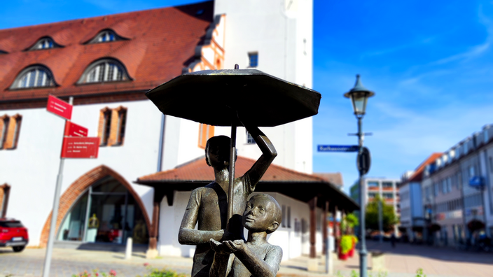 Foto: Eine Bronzestatue zweier Jungen als Kunst im öffentlichen Raum im Stadtbbild von Fürstenwalde