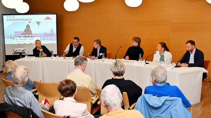 Foto: Diskussionrunde in der Villa Donnersmarck