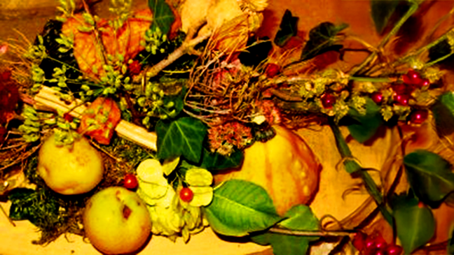 Foto: Beeren und Blätter als Herbstdekoration auf einem Tisch