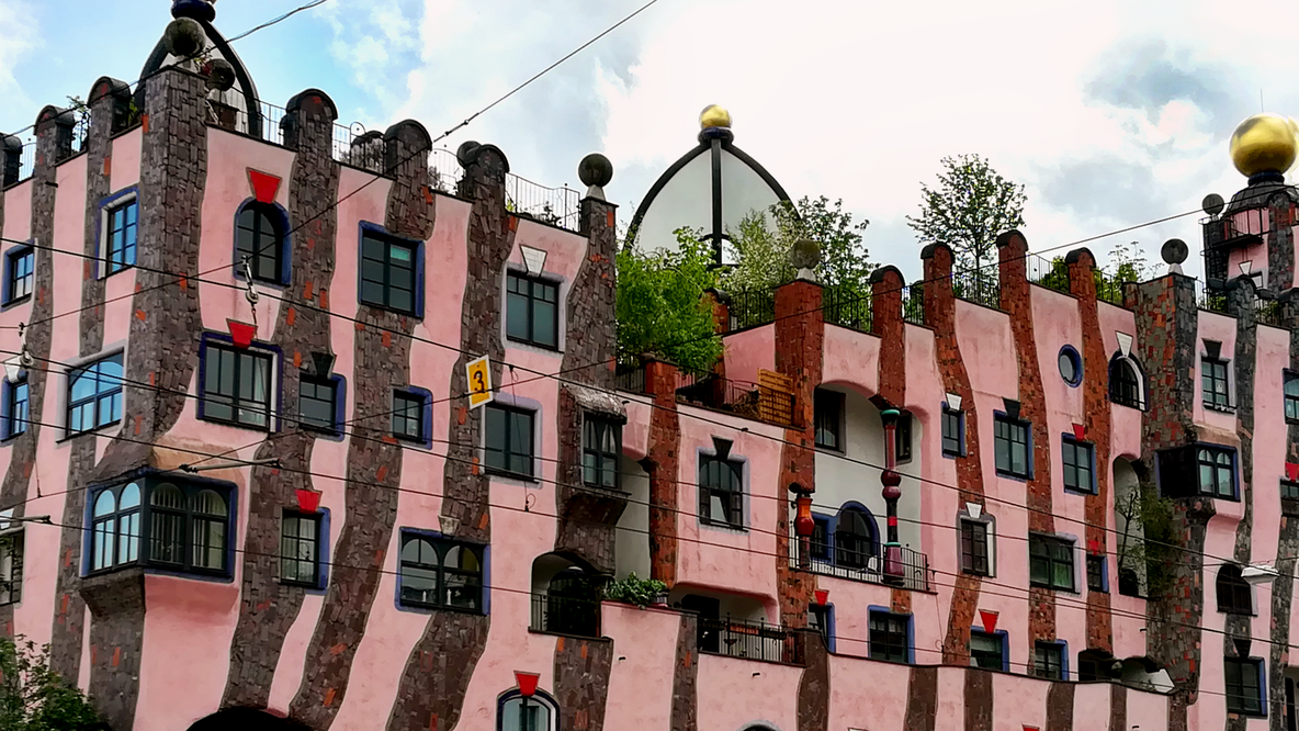 Foto: Die Fassade des Hundertwasserhauses in Magdeburg