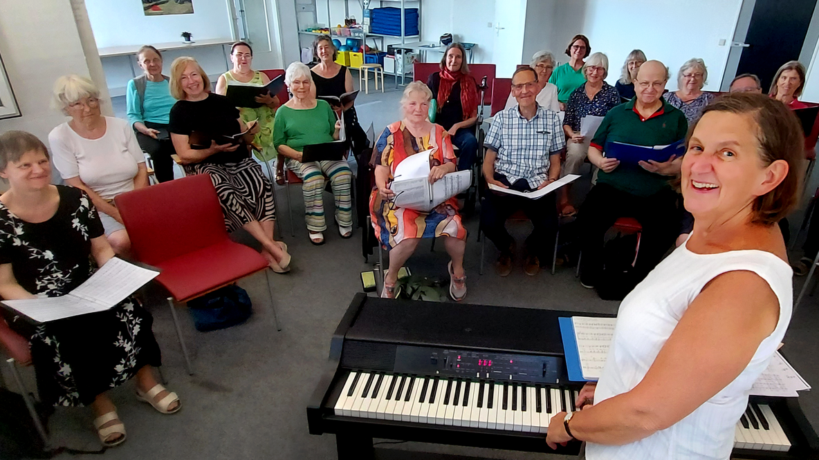 Foto: Der inklusive Chor der FDST, eine diverse inklusive Gruppe, im Vordergrund Chorleiterin am E-Piano 
