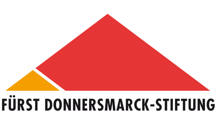 Das Logo der Fürst Donnersmarck-Stiftung: Ein kleines orangenes Dreieck, das den linken unteren Zipfel eines großen, gleichschenkligen roten Dreiecks mit rechtem Winkel bildet. Darunter der Schriftzug Fürst Donnersmarck-Stiftung