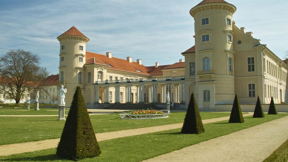 Foto: Das Schloss Rheinsberg an einem Sonnentag