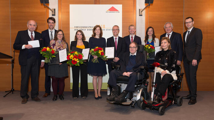 Gruppenfoto mit den Preisträgerinnen, der Jury und Co. beim Forschungspreis 2018.