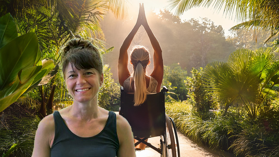Fotokomposition: Eine Frau im Rollstuhl in einem exotischen Garten machte eine Yoga-Pose, im Vordergrund Yogaleherin Olivia Standke, lächelnd