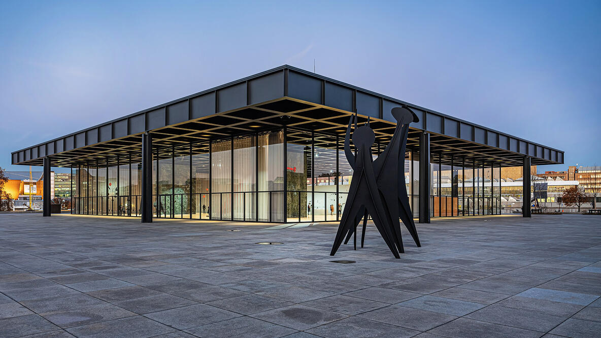 Foto: Die Berliner Neue Nationalgalerie in der Dämmerung. Bildnachweis: A.Savin, WikiCommons.