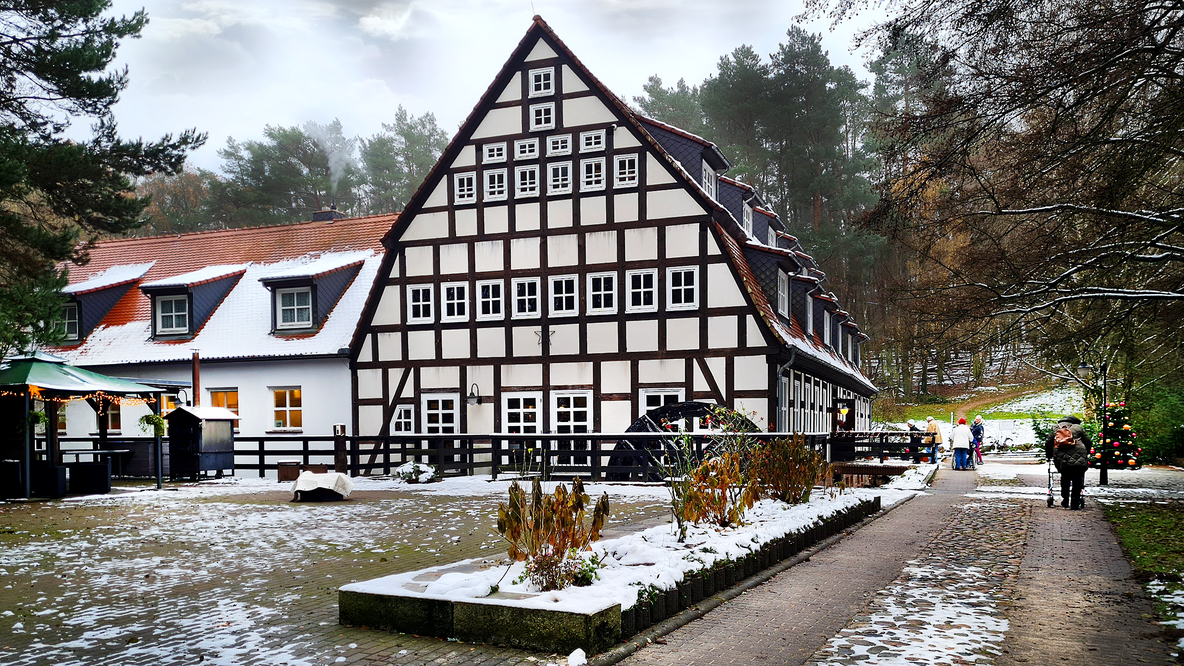 Foto: Die Springbachmühle in Bad Belzig an einem Wintertag, im Hintergrund vereinzelte Gäste mit Mobilitätshilfen; Foto von E. Jacumeit