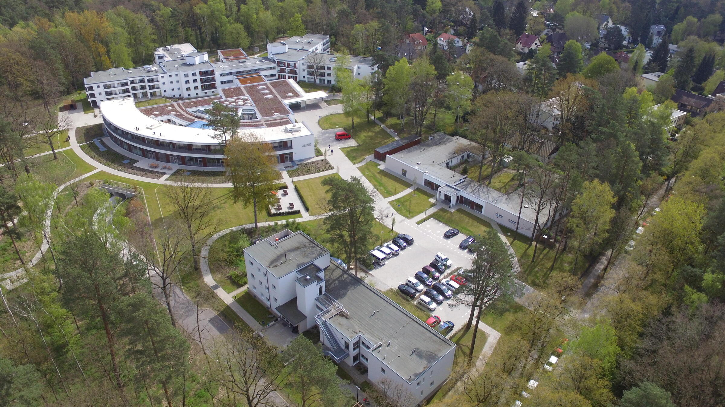 Eine Luftaufnahme mit Hilfe einer Drohne vom gesamten Gebäudekomplex des P.A.N. Zentrums.