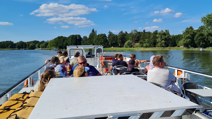 Foto: Menschen an Deck eine Havelschiffes an einem Sommertag