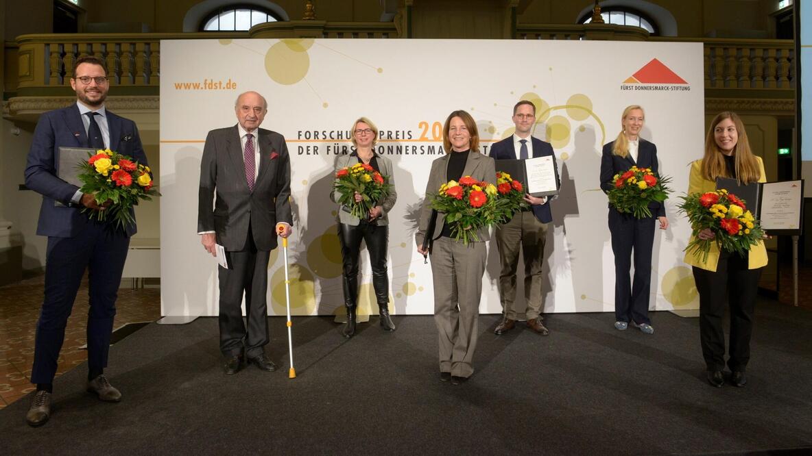 Gruppenfoto der Preistragenden des Forschungspreis 2021 mit dem Fürsten von Donnersmarck.
