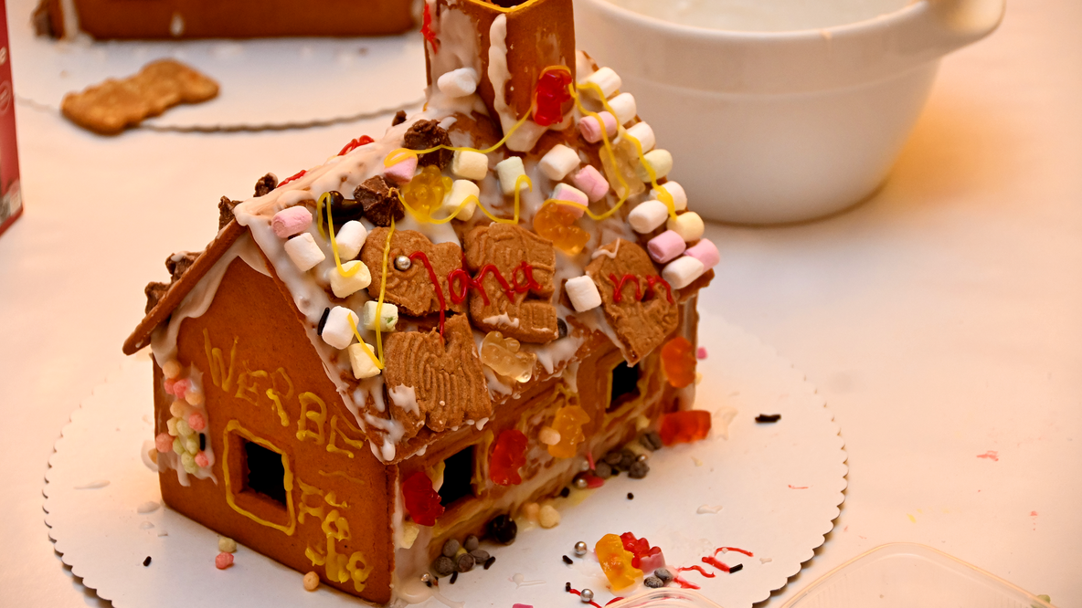 Foto: Ein mit Süßigkeiten und Zuckerguss verziertes Lebkuchenhaus