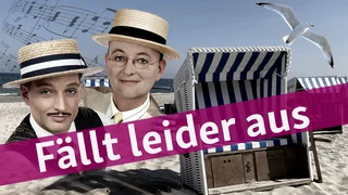 Foto: Die Wilden Witwer, zwei weiße Herren in typischer Männerkleidung der 20er Jahre, mit Krawatte und Hüten an einem Strand, rechts im Bild ein Strandkorb mit balu-weiß gestreifter Innenfütterung, über das Bild ist eine schräge Banderole montiert, auf der "Fällt leider aus" steht