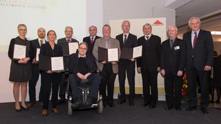 Gruppenfoto mit den Preistragenden, der Jury und Co. bei der Forschungspreisverleihung 2015.