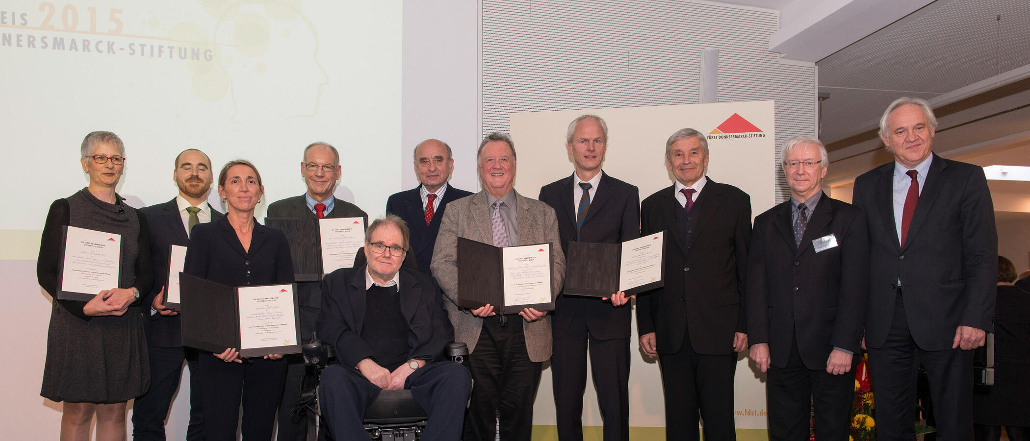 Gruppenfoto mit den Preistragenden, der Jury und Co. bei der Forschungspreisverleihung 2015. 