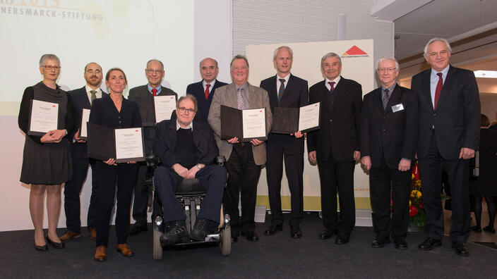 Gruppenfoto mit den Preistragenden, der Jury und Co. bei der Forschungspreisverleihung 2015. 