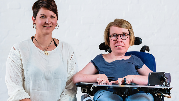 Foto: Die Autorinnen Karina Sturm und Anne Gerdorff im Poträt, Anne Gersdorff (rechts) sitzt in einem Elektrorollstuhl
