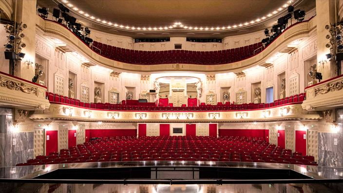 Foto: Ein Blick von der Bühne in den beleuchteten Zuschauerraum des Cottbusser Staatstheaters