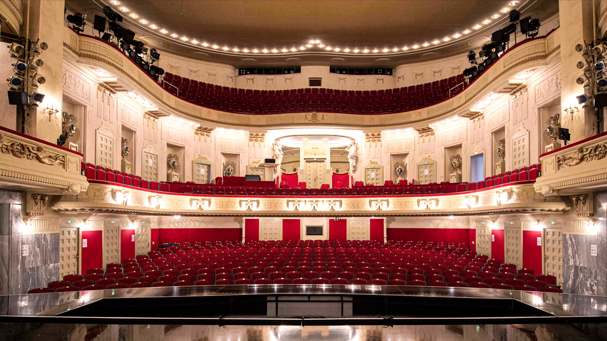Foto: Ein Blick von der Bühne in den beleuchteten Zuschauerraum des Cottbusser Staatstheaters