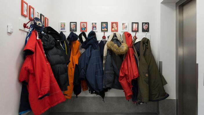 Die Garderobe im Haus am Querschlag mit mehreren Jacken.