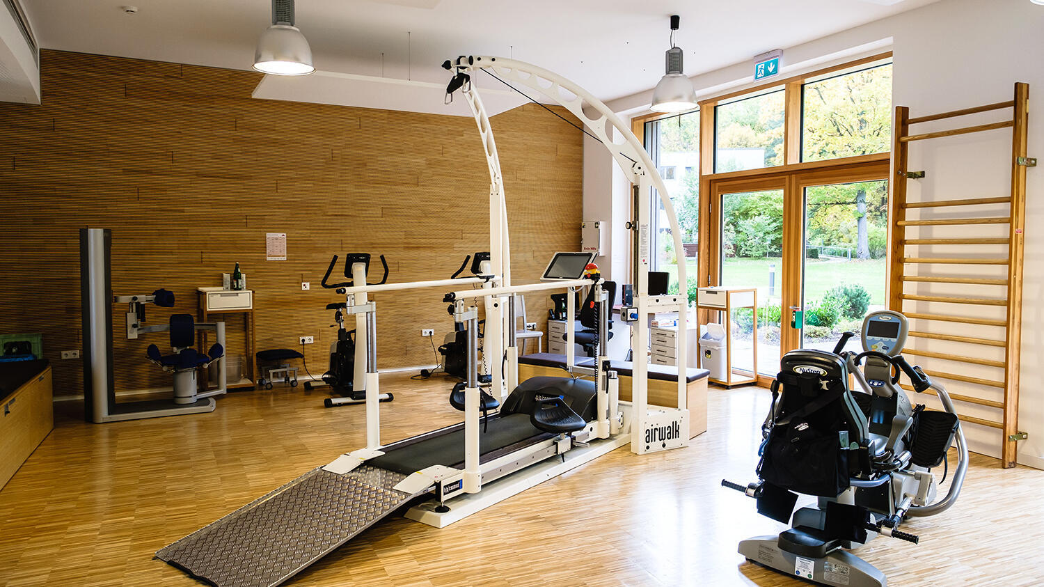 Modernes Geräte für die Physiotherapie in einem großen Raum.