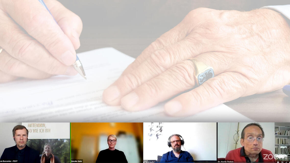 Oben im Bild: Hände einer älteren Person, die etwas aufschreibt. Unten im Bild: Screenshot der Teilnehmenden der Oline-Diskussion.