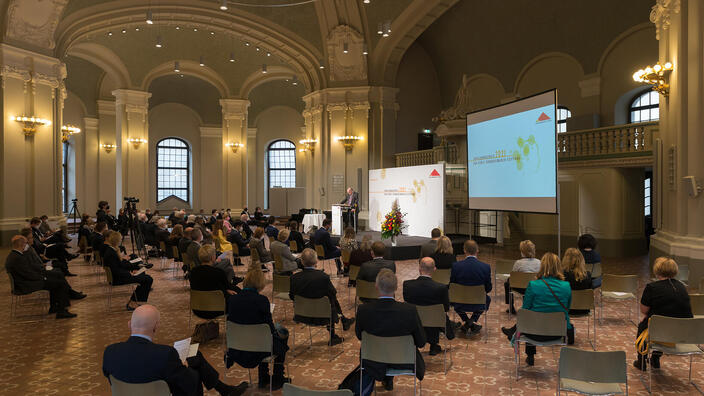 Ein Blick auf das Publikum des Forschungspreises 2021 im opulenten Innenraum der Französischen Friedrichstadtkirche. 