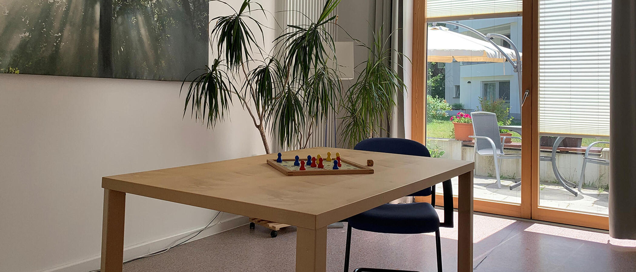 Räumlichkeit des BFBTS: In der Mitte des Raumes steht ein Tisch mit einer Pflanze darauf.