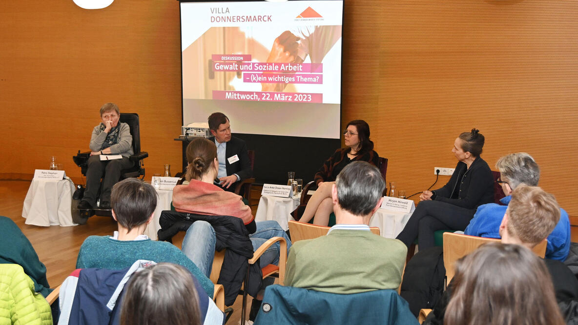 Foto: Publikum und Podium bei der Diskussion Gewalt und Soziale Arbeit in der Villa Donnersmarck