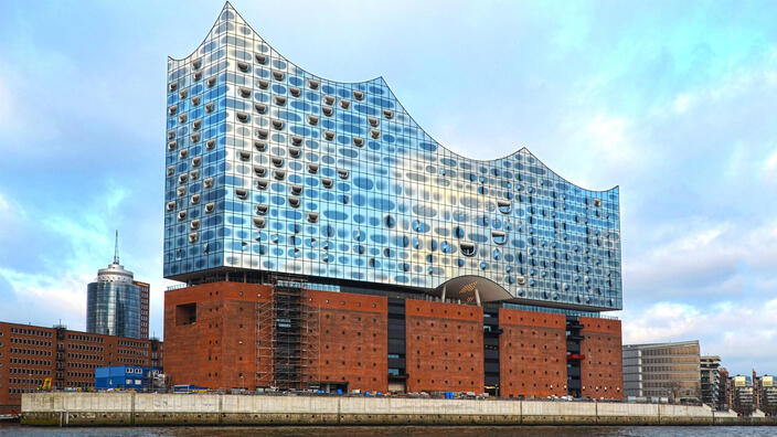 Foto: Die Hamburger Elbphilharmonie vom Wasser aus fotografiert, der Himmel blau