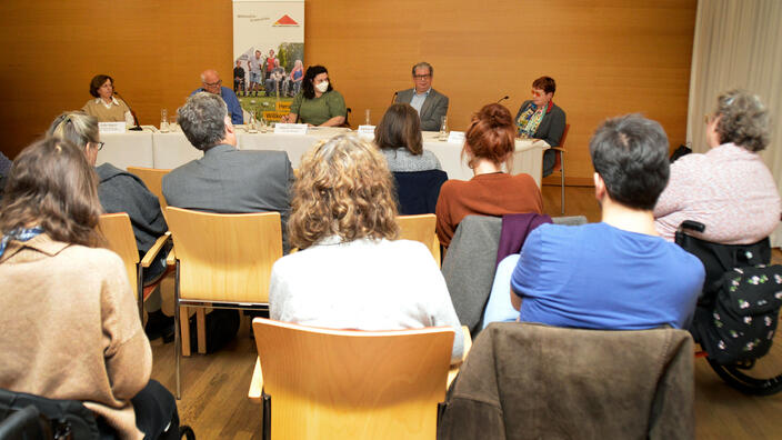 Foto: Publikum und Podium bei einer Diskussion in der Villa Donnersmarck