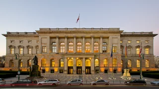 Foto: Eine Frontalansicht der Berliner Abgeordnetenhauses, im Vordergrund geparkte Autos