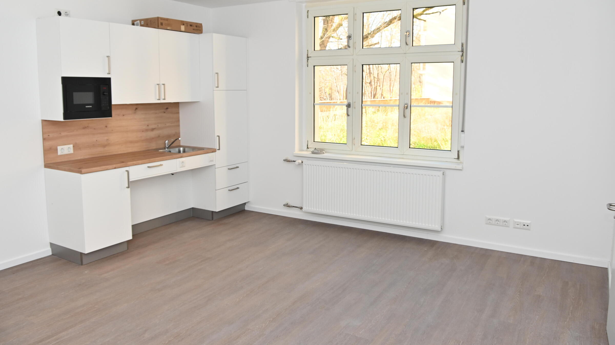 Blick in ein Appartement und auf die Kitchenette.
