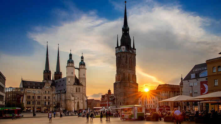 Foto: Der Marktplatz in Halle (Saale) bei Sonnenuntergang