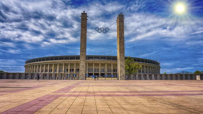 Foto: Das Berliner Olympiastadium unter blauem Himmel