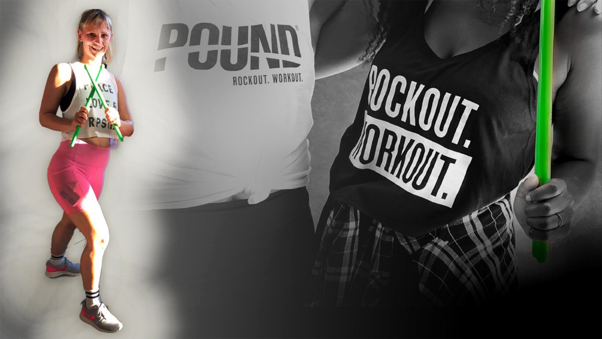 Collage: Trainerin Natalie Baumann lachend in Top und Trainingsshorts, in der Hand zwei Ripstix, daneben im Hintergrund die Oberkörper von zwei gut trainierten Personen in POUND T-Shirts