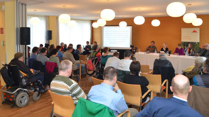 Blick über das Publikum auf das Podium bei der Veranstaltung Menschen.Rechte: Politische Teilhabe.