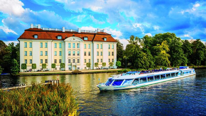 Foto: Ein Berlin Spreedampfer, unterwegs an einem Sommertag 