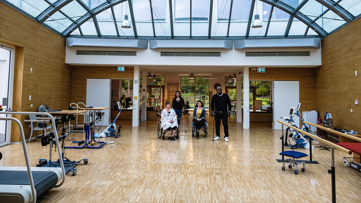 Der große Therapieraum mit Panorama-Glasdach im Herzen des P.A.N. Zentrums.