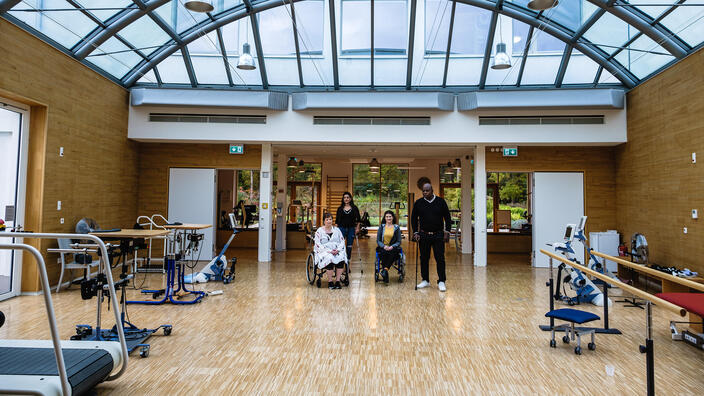 Der große Therapieraum mit Panorama-Glasdach im Herzen des P.A.N. Zentrums.