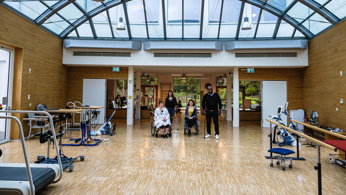 Der große Therapieraum mit Panorama-Glasdach im Herzen des P.A.N. Zentrums.