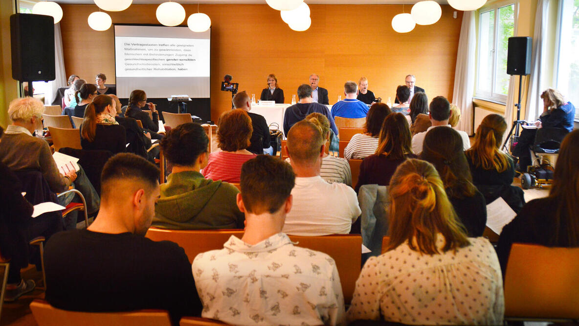 Blick über das Publikum auf das Podium bei der Veranstaltung Menschen.Rechte: Gesundheit.