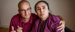 Foto von einem Mann und einer Frau, die im Rollstuhl sitzt.