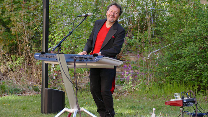 Ein Keyboarder im Garten der Villa.