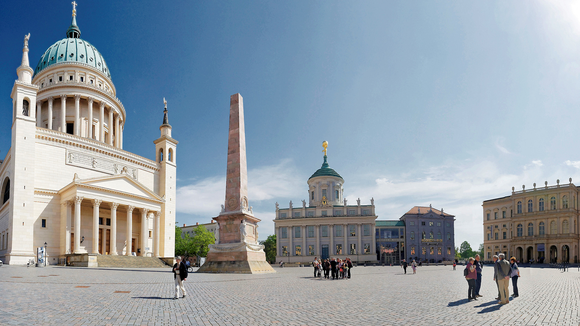 Foto: Der Alte Markt in Potsdam unter blauem Himmel. Foto von André Stiebitz, PMSG