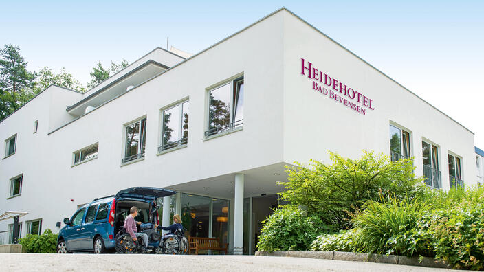 Die Außenansicht vom Eingangsbereich des Heidehotel Bad Bevensen.