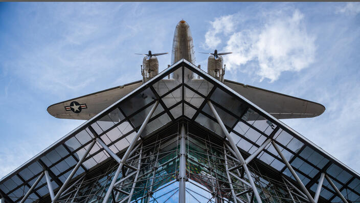 Foto: Der Rosinenbomber auf dem Dach des Berliner Technikmuseums